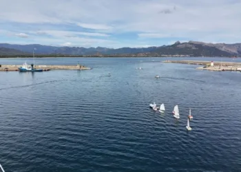 Due giornate di regate nel Golfo di Arbatax per le Divisioni A e B e per i giovani della preagonistica. Quattro prove per ciascuna divisione e tre per i più piccoli