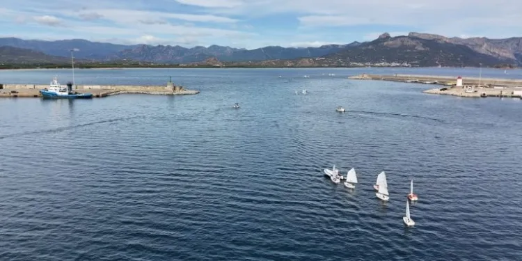 Due giornate di regate nel Golfo di Arbatax per le Divisioni A e B e per i giovani della preagonistica. Quattro prove per ciascuna divisione e tre per i più piccoli