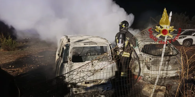 Vasto incendio la notte scorsa nella zona industriale di Elmas, coinvolti automezzi nell’area esterna di un’azienda logistica