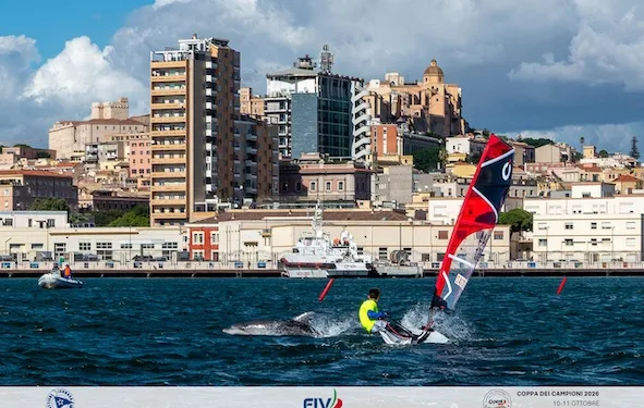 Coppa dei Campioni Open Skiff, nove prove a Cagliari nella prima giornata tra maestrale, sole e delfini